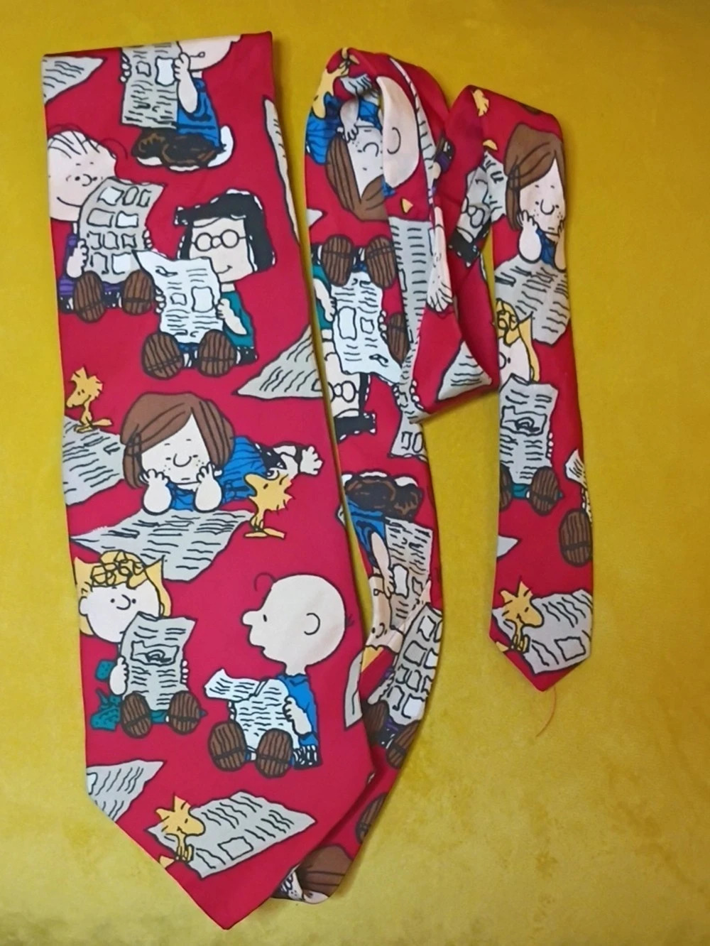 Peanuts Waiting For The Weekend Character Print Tie in Red & Blue